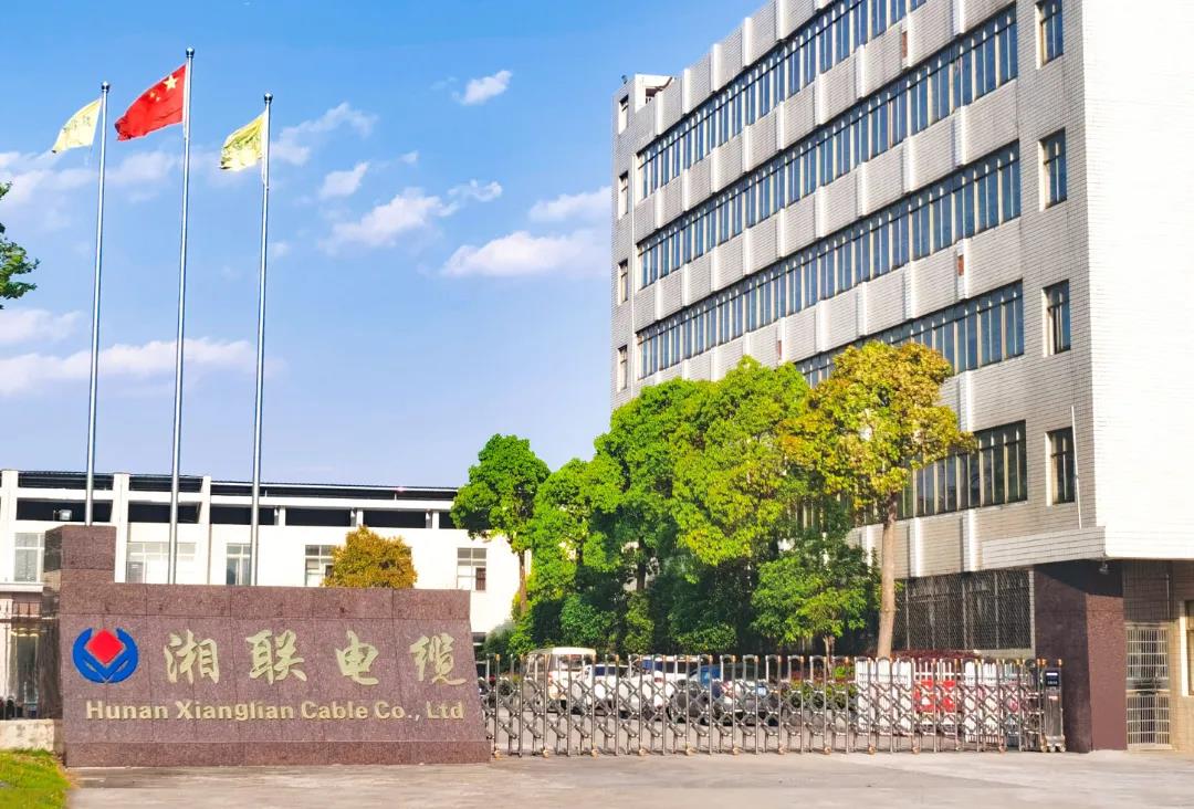 今日小雪，用一組湘聯(lián)小伙伴拍攝的美照來迎接廠區(qū)的冬天！